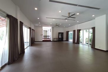 Large pool, park 8 cars (GOOD BUY!!) 