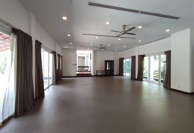 Large pool, park 8 cars (GOOD BUY!!) 