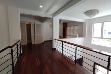 Large pool, park 8 cars (GOOD BUY!!) 