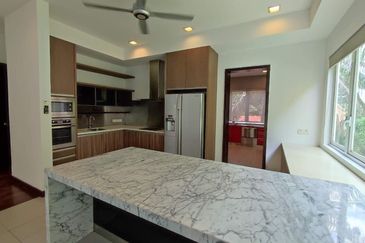 Large pool, park 8 cars (GOOD BUY!!) 