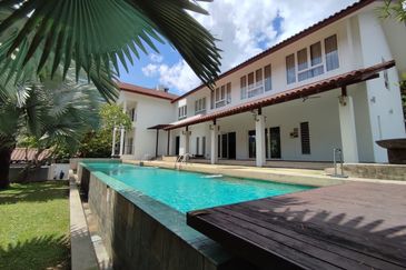 Large pool, park 8 cars (GOOD BUY!!) 