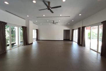 Large pool, park 8 cars (GOOD BUY!!) 