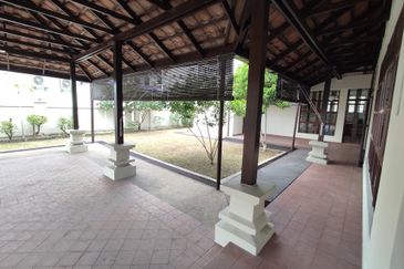 Ampang - Office/spa/cafe (main road frontage)