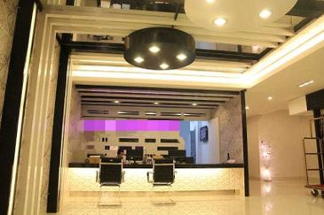 Melaka Hotel (2 star, 51 rooms with lift) 
