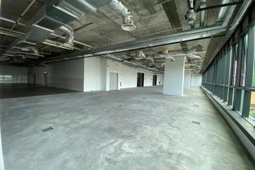 30 feet ceiling (restaurant, live band)