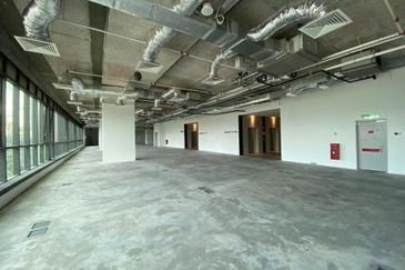 30 feet ceiling (restaurant, live band)