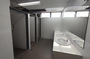 Enbloc building - with warehouse/loading bay (18 carpark)