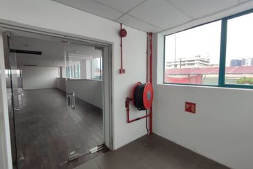 Enbloc building - with warehouse/loading bay (18 carpark)