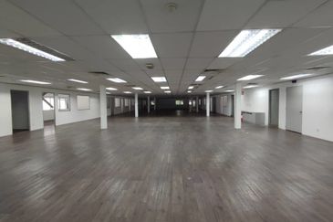 Enbloc building - with warehouse/loading bay (18 carpark)