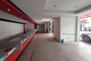 Enbloc building - with warehouse/loading bay (18 carpark)