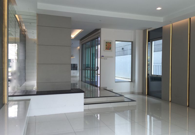 Seputeh Point - guarded, greenery 