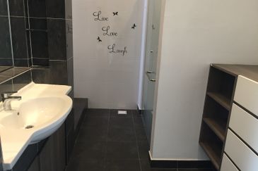 Seputeh Point - guarded, greenery 