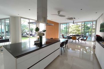 Pantai - Guarded, lift, 7 carpark, nice view