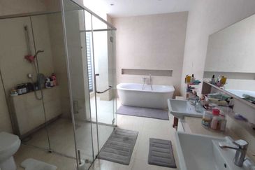 Pantai - Guarded, lift, 7 carpark, nice view