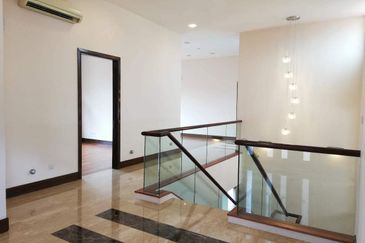 KIARAHILLS - Gated, near shops (move in condition)