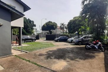 PJ - renovated, corner, large garden (FH)