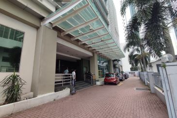 [Near LRT, Hotels] Enbloc - 116 carpark, busy road