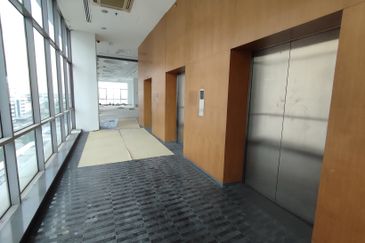 [Near LRT, Hotels] Enbloc - 116 carpark, busy road