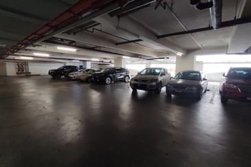 [Near LRT, Hotels] Enbloc - 116 carpark, busy road