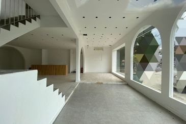 Bangsar - Jalan Maarof (high visibility)  