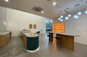 Near Pavilion, [MRT] Fitted cafe, fitted kitchen