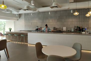 Near Pavilion, [MRT] Fitted cafe, fitted kitchen