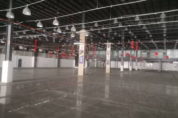 Busy road. Showroom cum warehouse