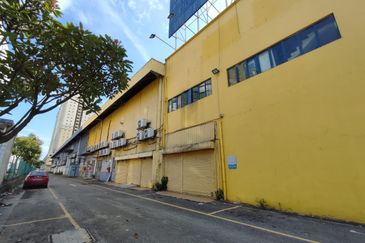 Busy road. Showroom cum warehouse