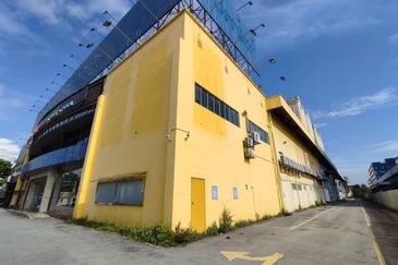 Busy road. Showroom cum warehouse