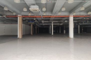 Busy road. Showroom cum warehouse