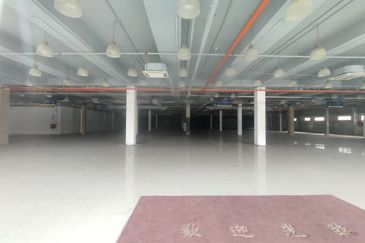 Busy road. Showroom cum warehouse