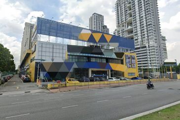 Busy road. Showroom cum warehouse