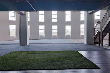 [LRT] Mall, high ceiling