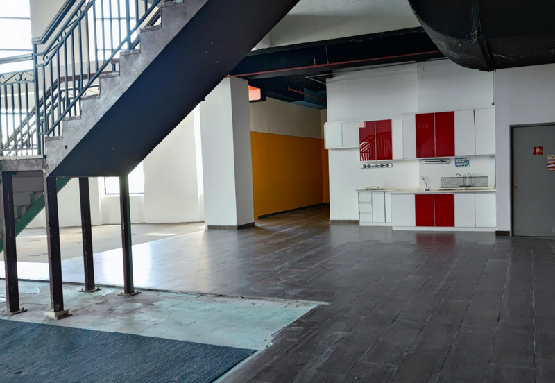 [LRT] Mall, high ceiling