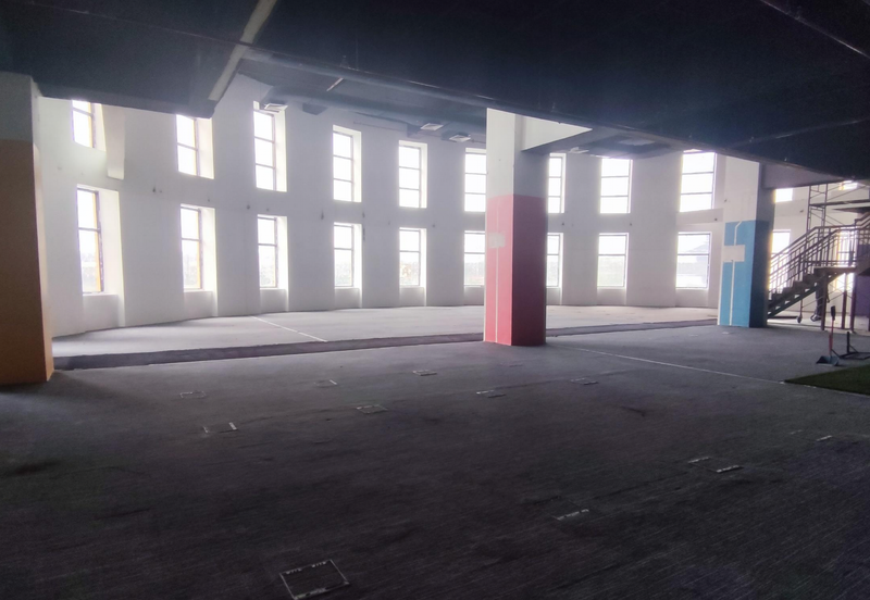 [LRT] Mall, high ceiling