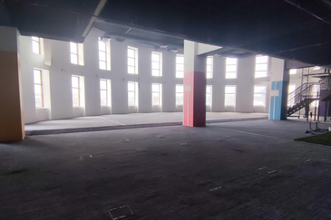 [LRT] Mall, high ceiling