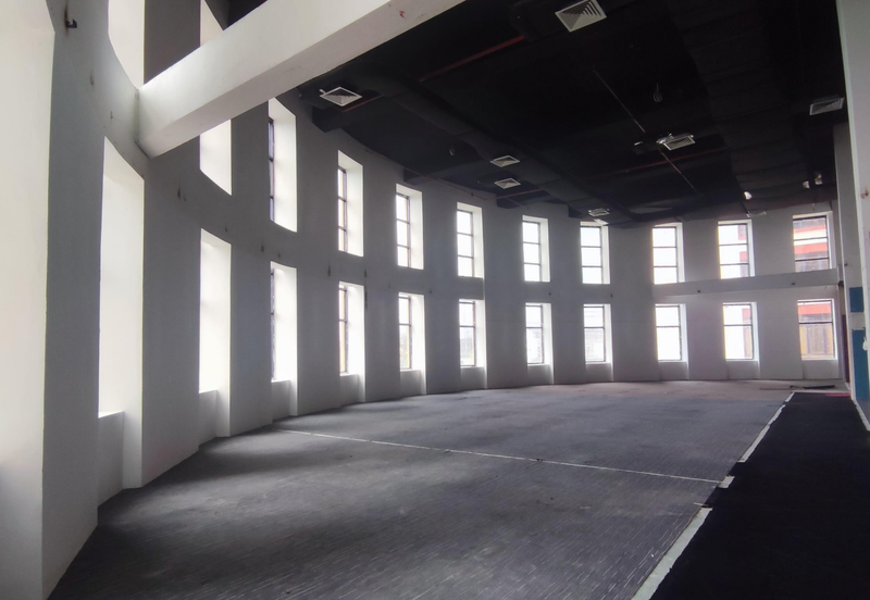 [LRT] Mall, high ceiling