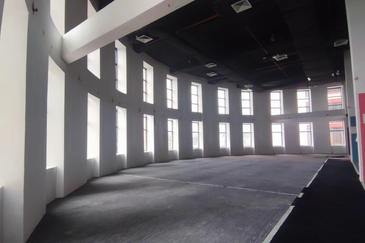 [LRT] Mall, high ceiling