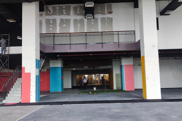 [LRT] Mall, high ceiling