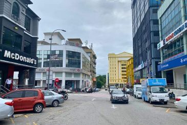 USJ Taipan [LRT, 160 carpark] Vibrant location, road frontage