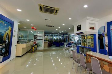 Corner (with car lift), 3S showroom