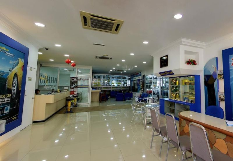 Corner (with car lift), 3S showroom