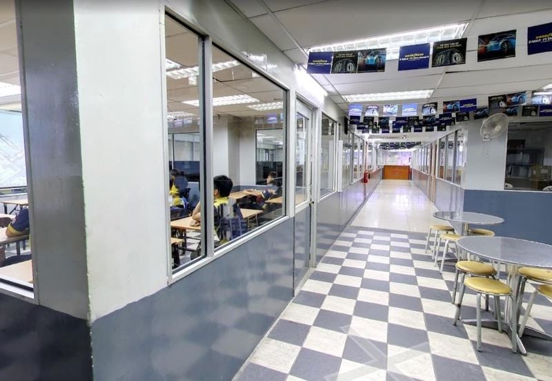 Corner (with car lift), 3S showroom