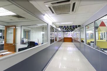 Corner (with car lift), 3S showroom