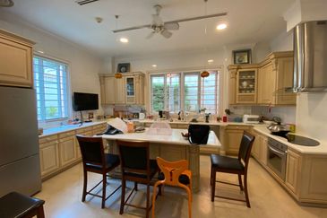 Setiamurni - grand home, spacious rooms, designated lift space