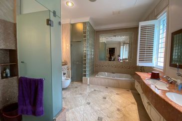 Setiamurni - grand home, spacious rooms, designated lift space