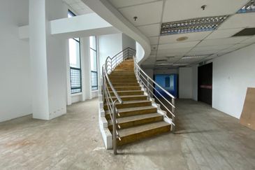 Ampwalk - duplex penthouse (whole floor), above mall, next to hotel