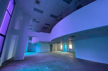 Ampwalk - duplex penthouse (whole floor), above mall, next to hotel