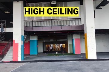 [LRT] Mall, high ceiling