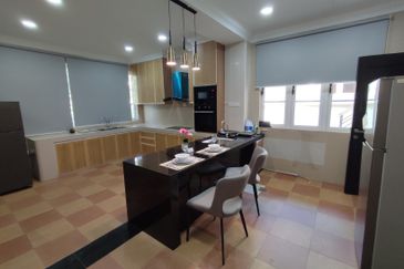 Kiara Peak (Puncak Kiara)